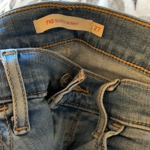 Like new size 27 Levi Skinny jeans